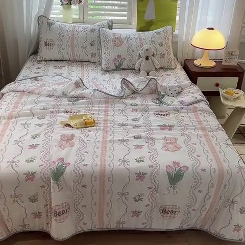 91家纺网 家纺一手货源 找家纺 慕澄家纺 2024新款小版印花0.5乳胶凉席夏被四件套 洛丽塔