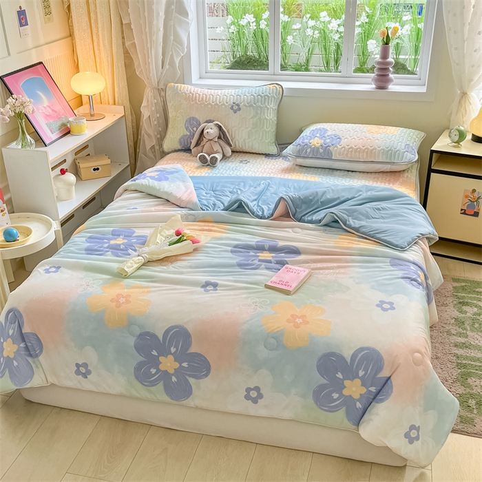 91家纺网 家纺一手货源 找家纺 古吉梦 2024新款冰激凌凉感丝夏被-小清新 凉感丝夏被-七彩花+天兰