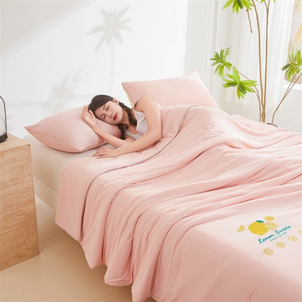 91家纺网 家纺一手货源 找家纺 恒畅 2024新款A类凉感丝纯色双拼柠檬夏被 柠檬-粉玉