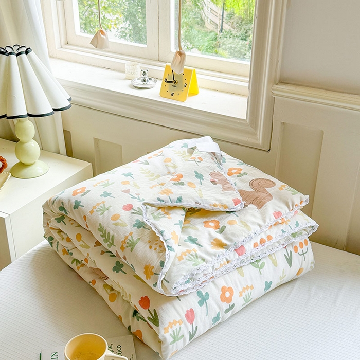 91家纺网 家纺一手货源 找家纺 创优家纺  2025新款A类皱皱纱小花边夏被 松鼠花园