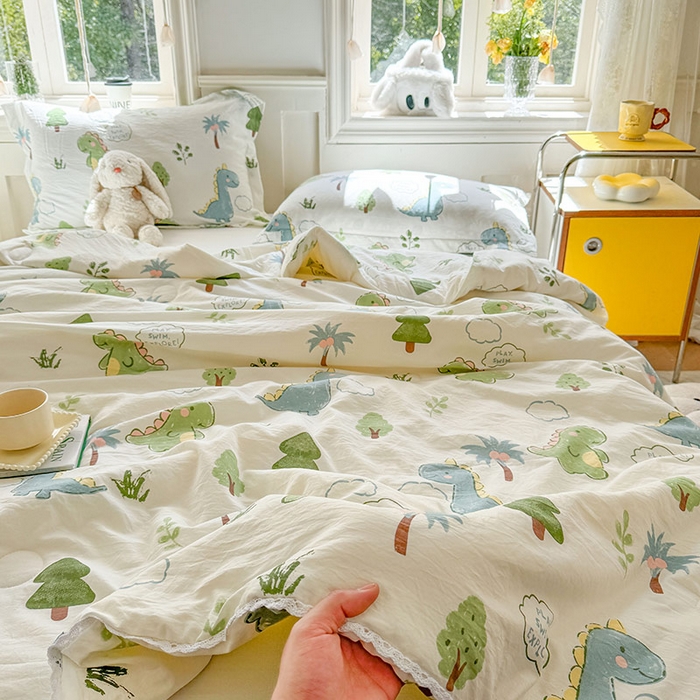 91家纺网 家纺一手货源 找家纺 创优家纺  2025新款A类皱皱纱小花边夏被 恐龙乐园