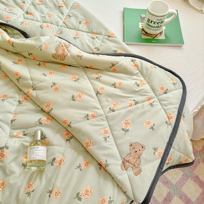 91家纺网 家纺一手货源 找家纺 琪格格纺织 2024新款A类卡通印花清新大豆针织夏被 200*230cm-夏被 针织被-花朵熊