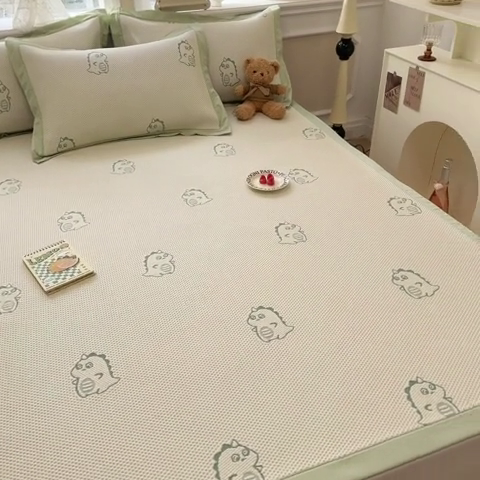 91家纺网 家纺一手货源 找家纺 全季家居 2024新款5A速冷PE小动物系列凉豆豆席 小恐龙-水绿-床席款