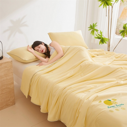 91家纺网 家纺一手货源 找家纺 恒畅 2024新款A类凉感丝纯色双拼柠檬夏被 柠檬-淡黄