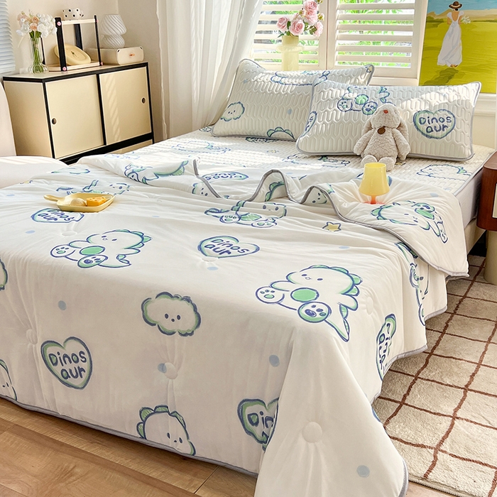 91家纺网 家纺一手货源 找家纺 慕澄家纺 2024新款小版印花0.5乳胶凉席夏被四件套 顽皮小恐龙