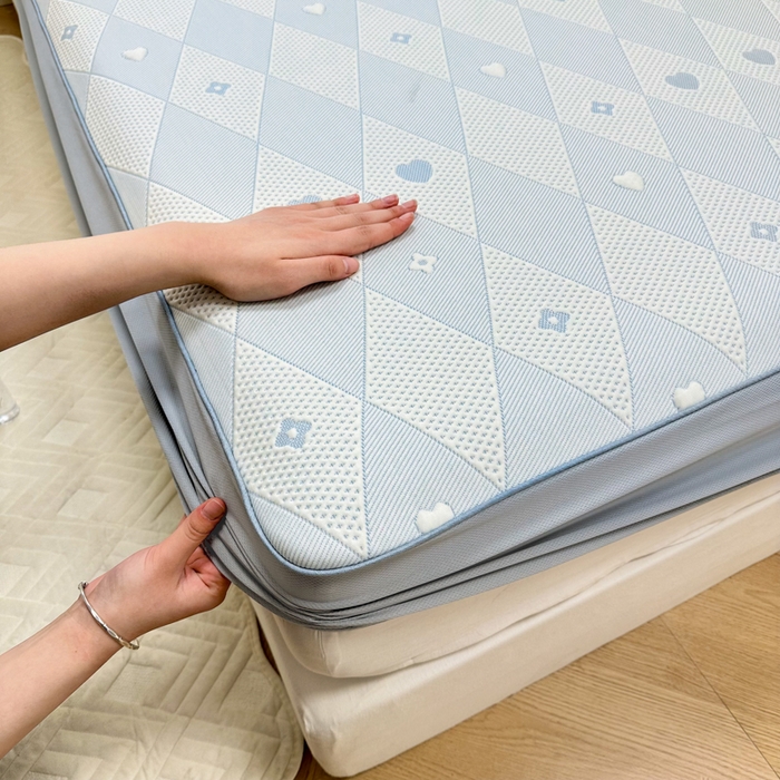 91家纺网 家纺一手货源 找家纺 全季家居 2024新款5A速冷PE小动物系列凉豆豆席 千鸟格-天蓝-床笠款