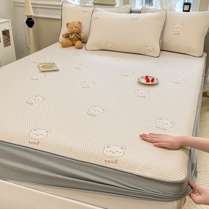 91家纺网 家纺一手货源 找家纺 全季家居 2024新款5A速冷PE小动物系列凉豆豆席 小熊-卡其-床笠款