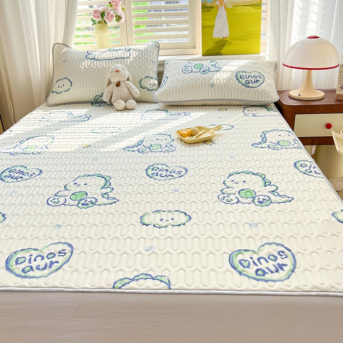 91家纺网 家纺一手货源 找家纺 慕澄家纺 2024新款小版印花0.5乳胶凉席系列 顽皮小恐龙