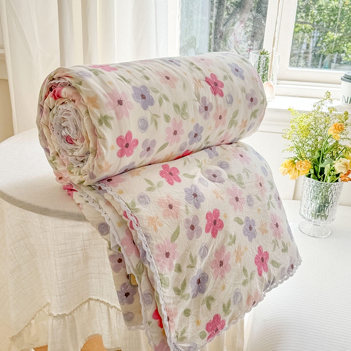 91家纺网 家纺一手货源 找家纺 创优家纺  2025新款A类皱皱纱小花边夏被 满心欢喜