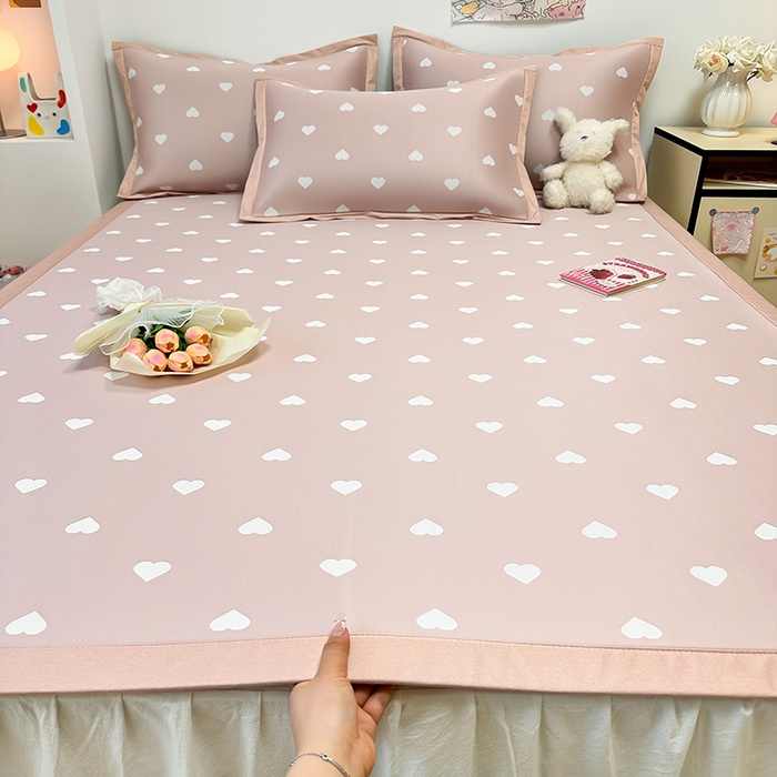 91家纺网 家纺一手货源 找家纺 全季家居 2024新款卡通提花系列PE凉感席 爱心-山茶粉