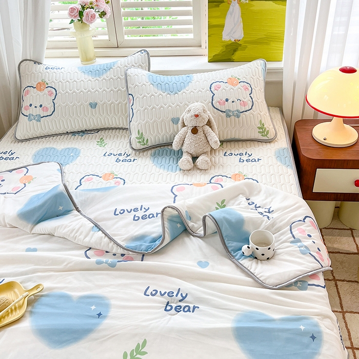 91家纺网 家纺一手货源 找家纺 慕澄家纺 2024新款小版印花0.5乳胶凉席夏被四件套 爱心小熊