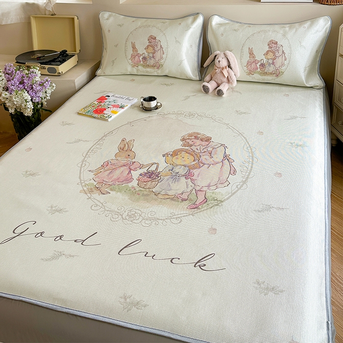 91家纺网 家纺一手货源 找家纺 萝莉家纺 2024新款大版印花冰丝凉席床席床笠款 去摘蓝莓吧-床笠款