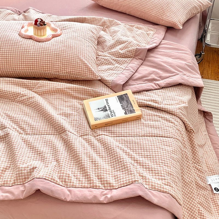 91家纺网 家纺一手货源 找家纺 水洗的故事2025新款A类色织水洗棉丝夏被四件套系列 暗粉格