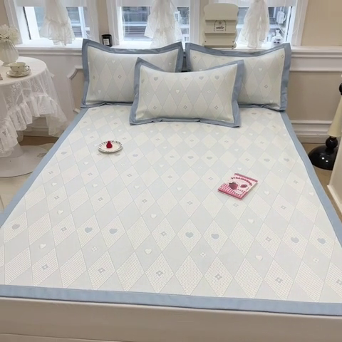 91家纺网 家纺一手货源 找家纺 全季家居 2024新款5A速冷PE小动物系列凉豆豆席 千鸟格-天蓝-床席款