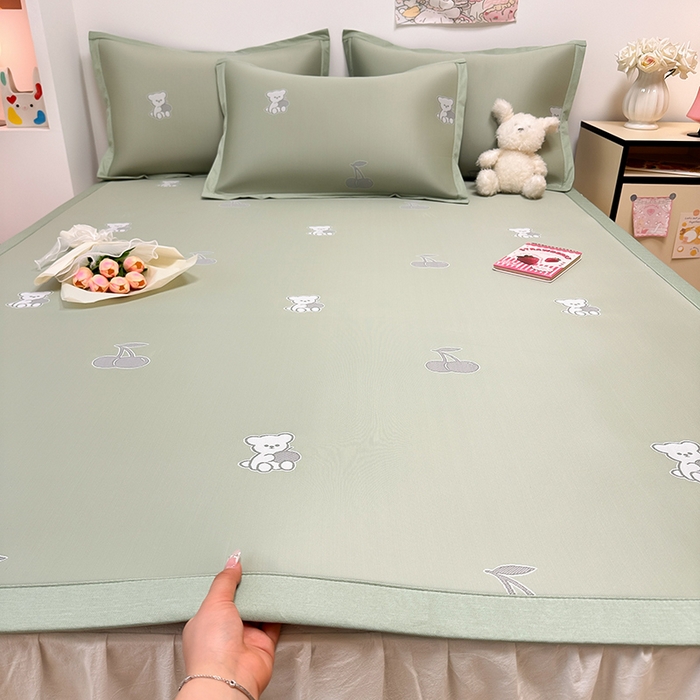 91家纺网 家纺一手货源 找家纺 全季家居 2024新款卡通提花系列PE凉感席 樱桃-清新绿