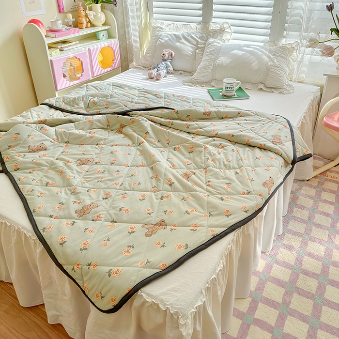 91家纺网 家纺一手货源 找家纺 琪格格纺织 2024新款A类卡通印花清新大豆针织夏被 200*230cm-夏被 针织被-花朵熊