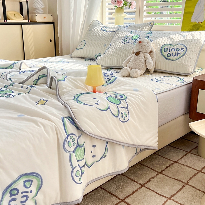 91家纺网 家纺一手货源 找家纺 慕澄家纺 2024新款小版印花0.5乳胶凉席夏被四件套 顽皮小恐龙