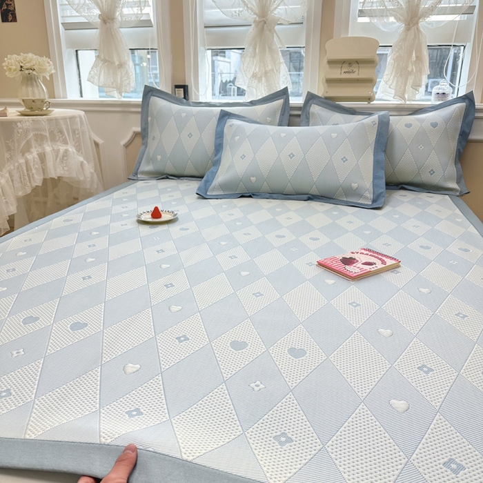 91家纺网 家纺一手货源 找家纺 全季家居 2024新款5A速冷PE小动物系列凉豆豆席 千鸟格-天蓝-床席款