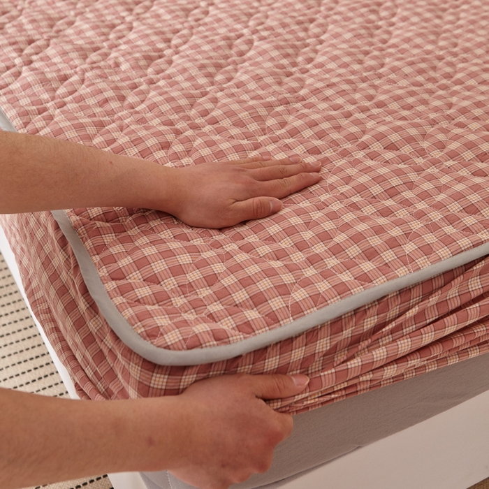 91家纺网 家纺一手货源 找家纺 杜先生 2024新款无印风水洗棉夹棉床笠 粉小格