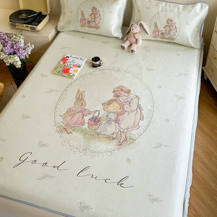 91家纺网 家纺一手货源 找家纺 萝莉家纺 2024新款大版印花冰丝凉席床席床笠款 去摘蓝莓吧-床笠款