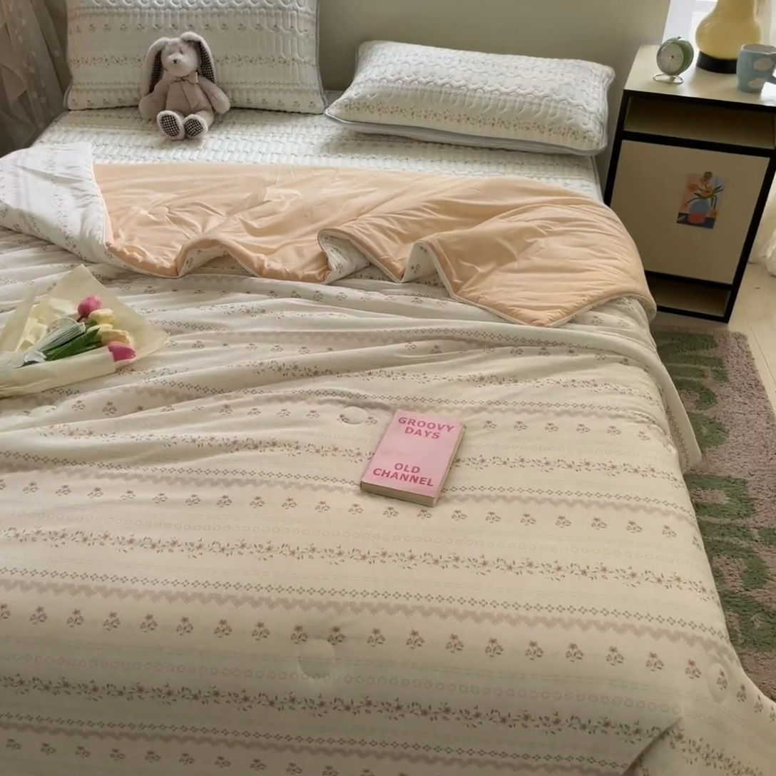 91家纺网 家纺一手货源 找家纺 古吉梦 2024新款冰激凌凉感丝夏被-小清新 凉感丝夏被-樱桃花+暖桔