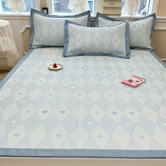 91家纺网 家纺一手货源 找家纺 全季家居 2024新款5A速冷PE小动物系列凉豆豆席 千鸟格-天蓝-床席款