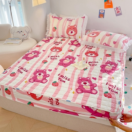 91家纺网 家纺一手货源 找家纺 默忆 2025新款水洗棉双层纱印花夹棉床笠  快乐草莓熊