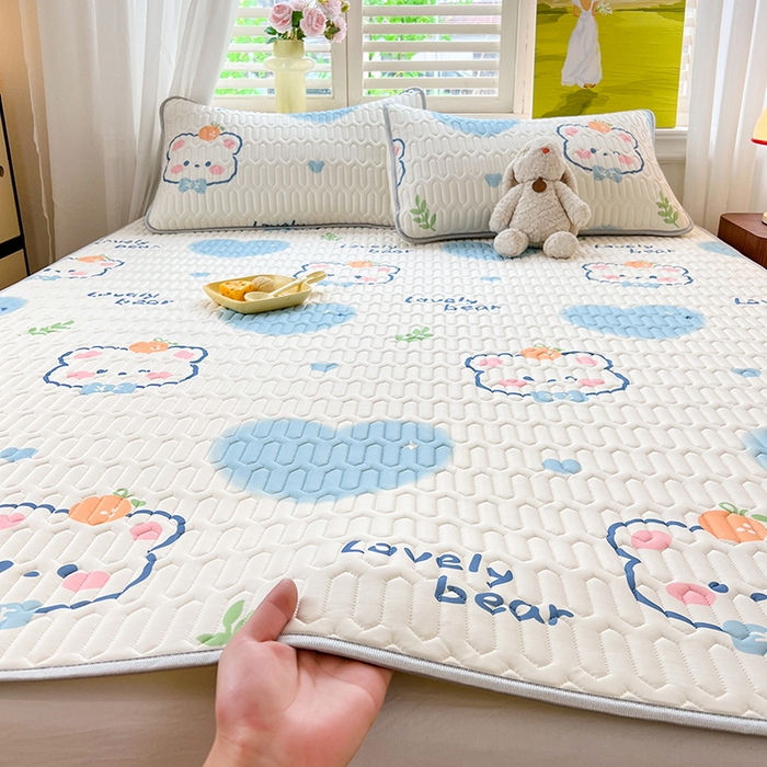 91家纺网 家纺一手货源 找家纺 慕澄家纺 2024新款小版印花0.5乳胶凉席系列 爱心小熊