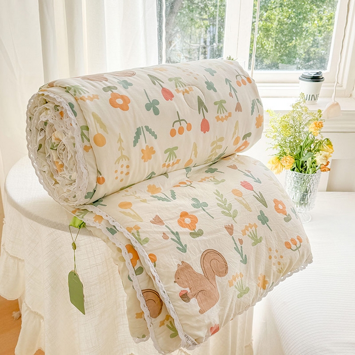 91家纺网 家纺一手货源 找家纺 创优家纺  2025新款A类皱皱纱小花边夏被 松鼠花园