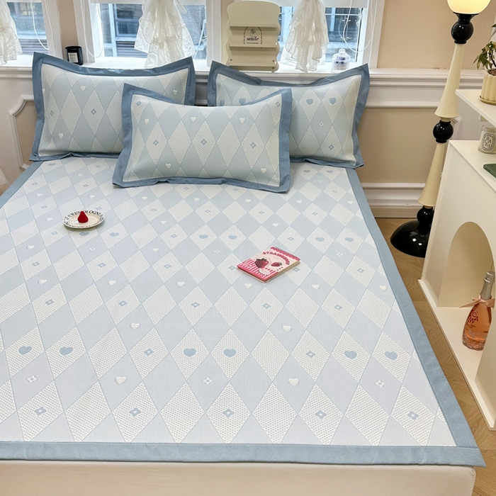 91家纺网 家纺一手货源 找家纺 全季家居 2024新款5A速冷PE小动物系列凉豆豆席 千鸟格-天蓝-床席款