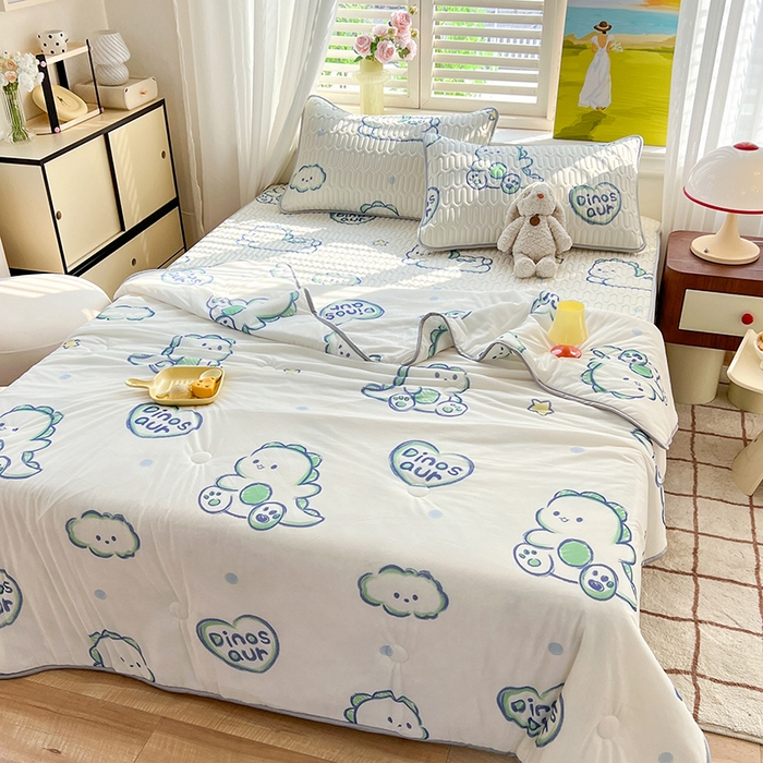 91家纺网 家纺一手货源 找家纺 慕澄家纺 2024新款小版印花0.5乳胶凉席夏被四件套 顽皮小恐龙
