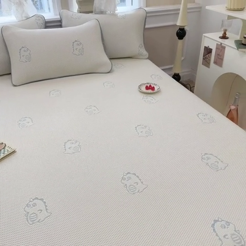 91家纺网 家纺一手货源 找家纺 全季家居 2024新款5A速冷PE小动物系列凉豆豆席 小恐龙-天蓝-床笠款