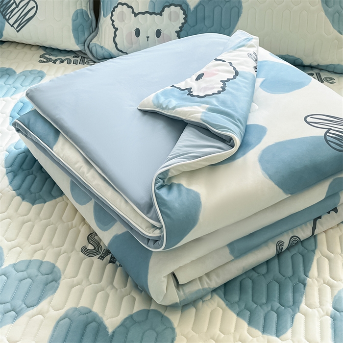 91家纺网 家纺一手货源 找家纺 古吉梦 2024新款冰激凌凉感丝夏被-小清新 凉感丝夏被-甜心小熊+天兰