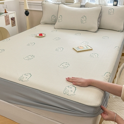 91家纺网 家纺一手货源 找家纺 全季家居 2024新款5A速冷PE小动物系列凉豆豆席 小恐龙-水绿-床笠款