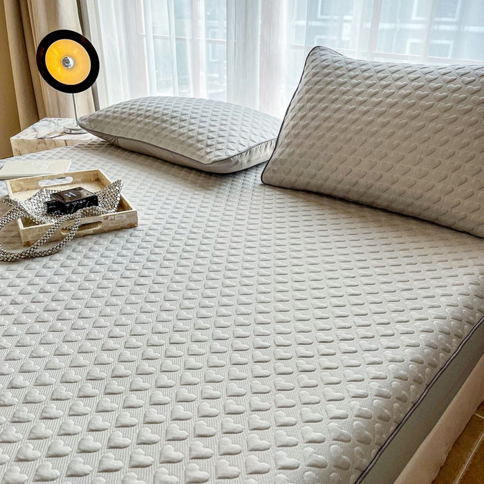 91家纺网 家纺一手货源 找家纺 全季家居 2024新款5A速冷PE简约系列凉豆豆席 爱心-绅士灰-床笠款