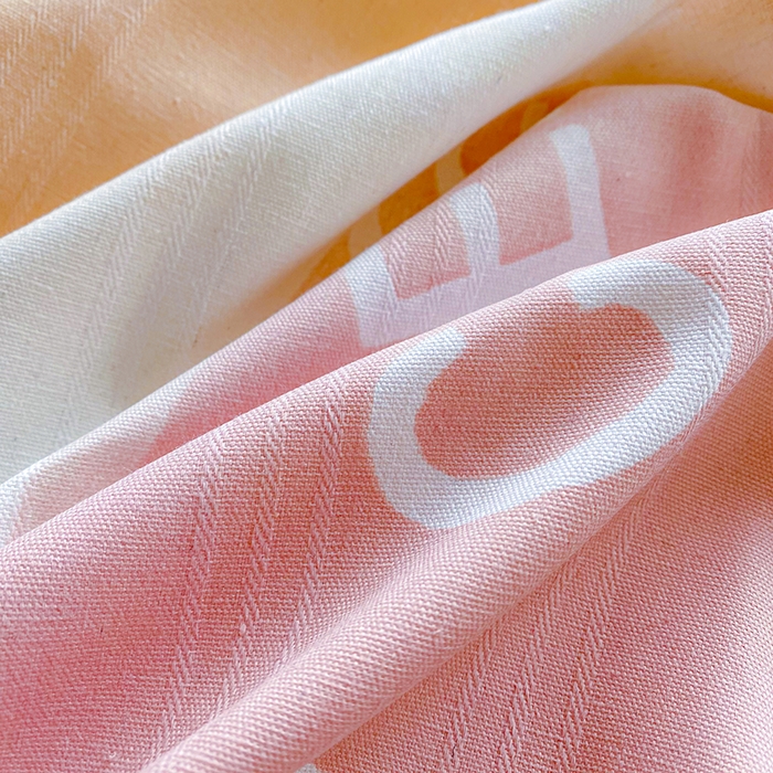 91家纺网 家纺一手货源 找家纺 萌宝老粗布毛绒玩具 2025新款原棉老粗布印花床单系列细纱帆布软凉席三枚段条花边款 爱丽丝粉