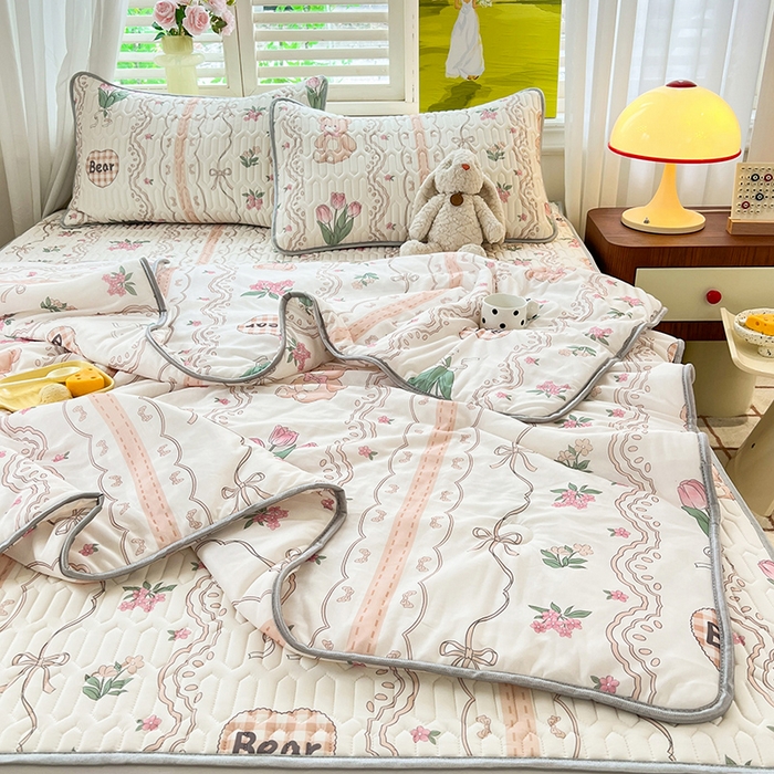 91家纺网 家纺一手货源 找家纺 慕澄家纺 2024新款小版印花0.5乳胶凉席夏被四件套 洛丽塔