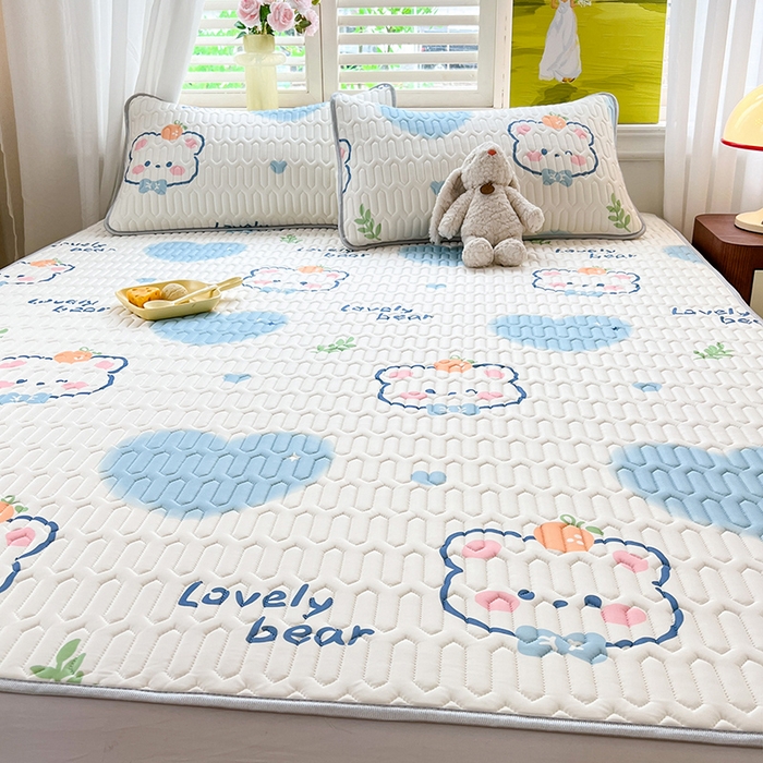 91家纺网 家纺一手货源 找家纺 慕澄家纺 2024新款小版印花0.5乳胶凉席系列 爱心小熊