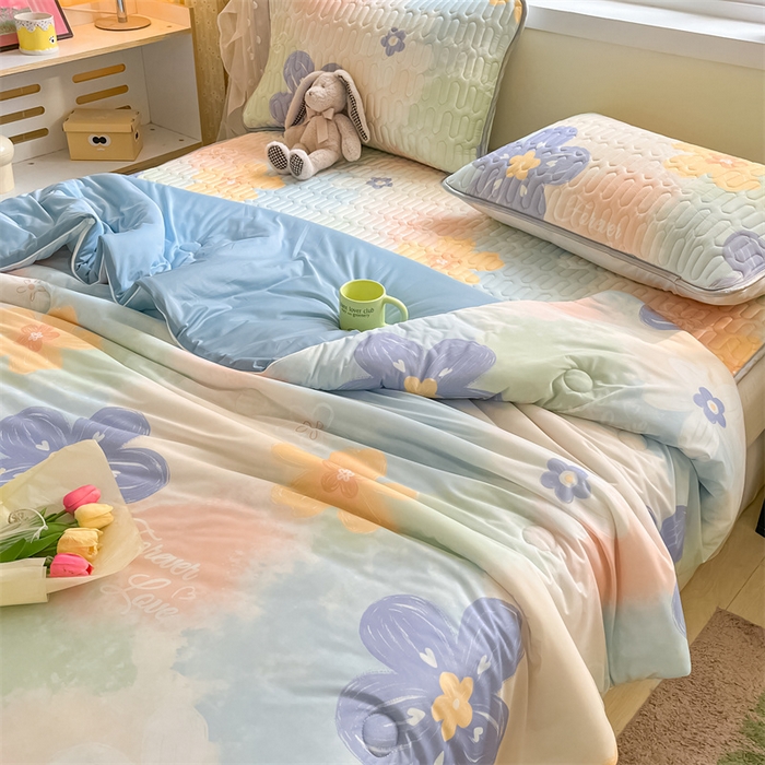 91家纺网 家纺一手货源 找家纺 古吉梦 2024新款冰激凌凉感丝夏被-小清新 凉感丝夏被-七彩花+天兰