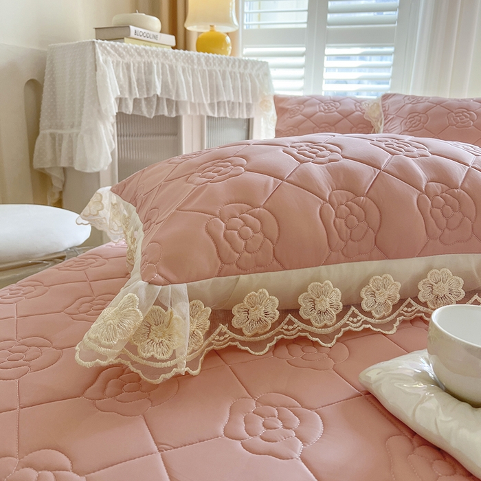 91家纺网 家纺一手货源 找家纺 网红馆 2025新款凉感丝乳胶凉席夏被四件套床裙款 绯红