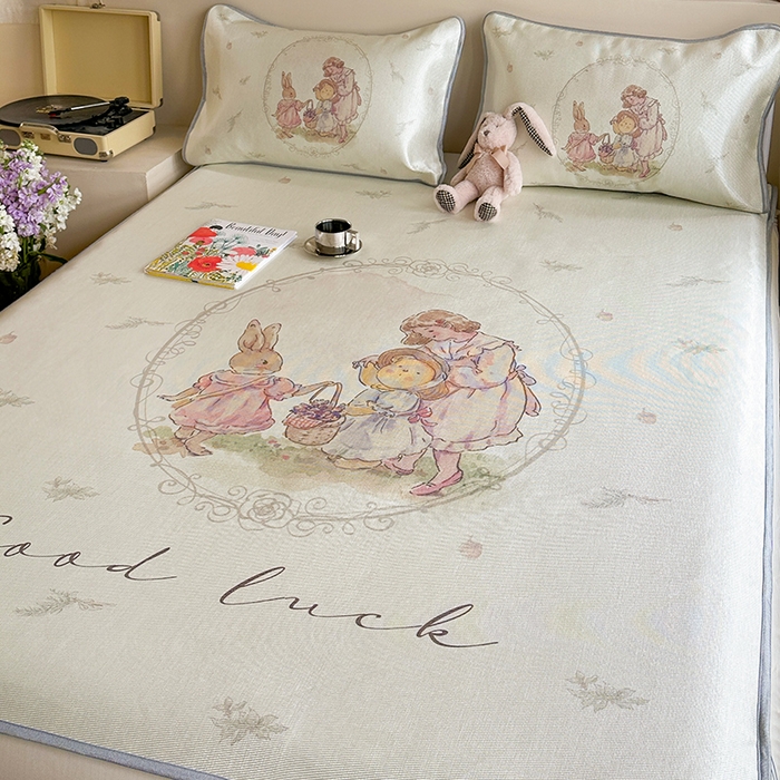 91家纺网 家纺一手货源 找家纺 萝莉家纺 2024新款大版印花冰丝凉席床席床笠款 去摘蓝莓吧-床笠款