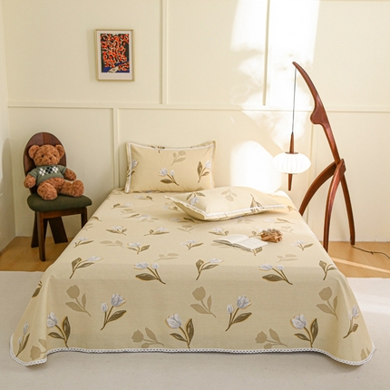 91家纺网 家纺一手货源 找家纺 萌宝老粗布毛绒玩具 2025新款原棉老粗布印花床单系列细纱帆布软凉席三枚段条花边款 栀子花开