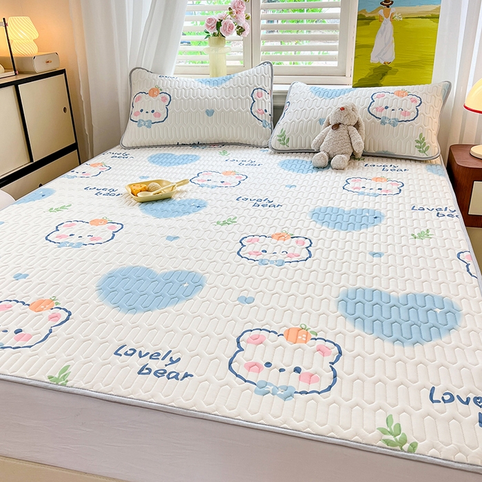 91家纺网 家纺一手货源 找家纺 慕澄家纺 2024新款小版印花0.5乳胶凉席系列 爱心小熊