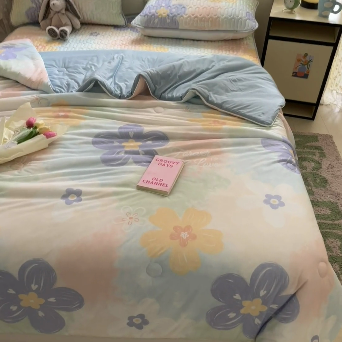 91家纺网 家纺一手货源 找家纺 古吉梦 2024新款冰激凌凉感丝夏被-小清新 凉感丝夏被-七彩花+天兰