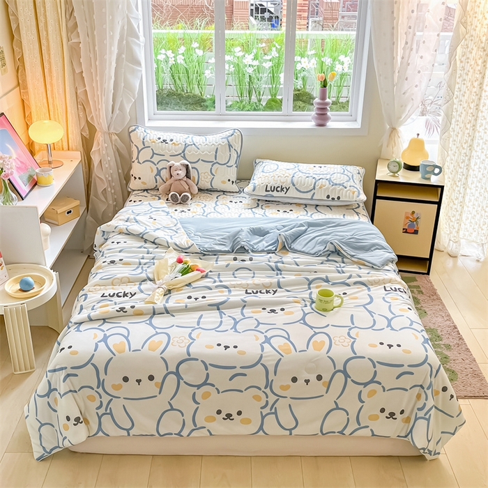 91家纺网 家纺一手货源 找家纺 古吉梦 2024新款冰激凌凉感丝夏被-小清新 凉感丝夏被-波波熊-蓝+天兰