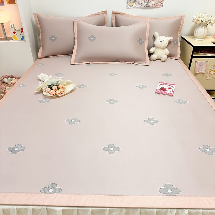 91家纺网 家纺一手货源 找家纺 全季家居 2024新款卡通提花系列PE凉感席 四叶草-山茶粉