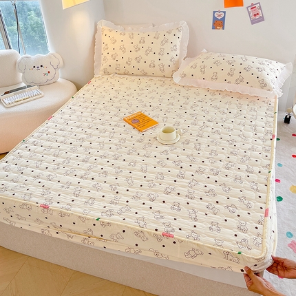 91家纺网 家纺一手货源 找家纺 默忆 2025新款水洗棉双层纱印花夹棉床笠  小熊院长