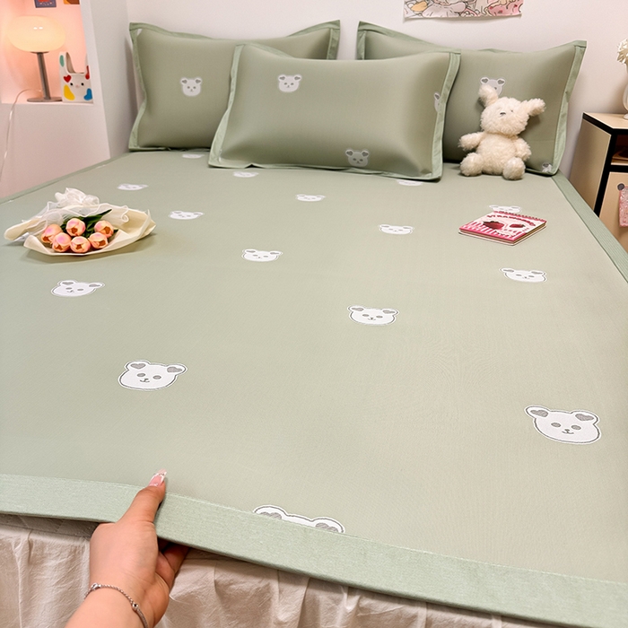 91家纺网 家纺一手货源 找家纺 全季家居 2024新款卡通提花系列PE凉感席 小熊-清新绿