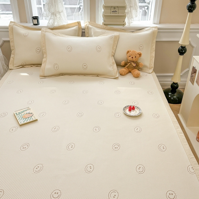 91家纺网 家纺一手货源 找家纺 全季家居 2024新款5A速冷PE小动物系列凉豆豆席 笑脸-卡其-床席款