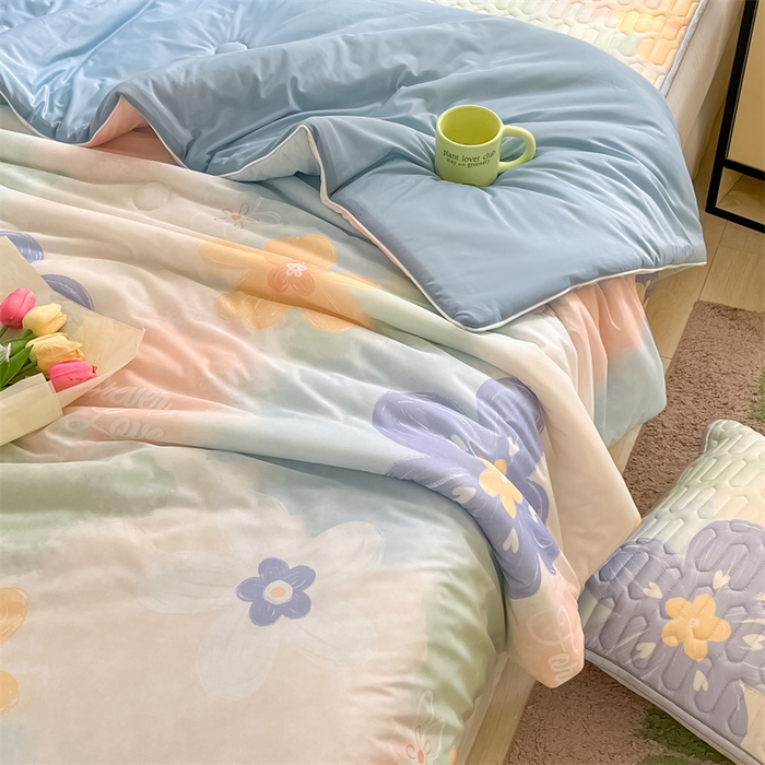 91家纺网 家纺一手货源 找家纺 古吉梦 2024新款冰激凌凉感丝夏被-小清新 凉感丝夏被-七彩花+天兰